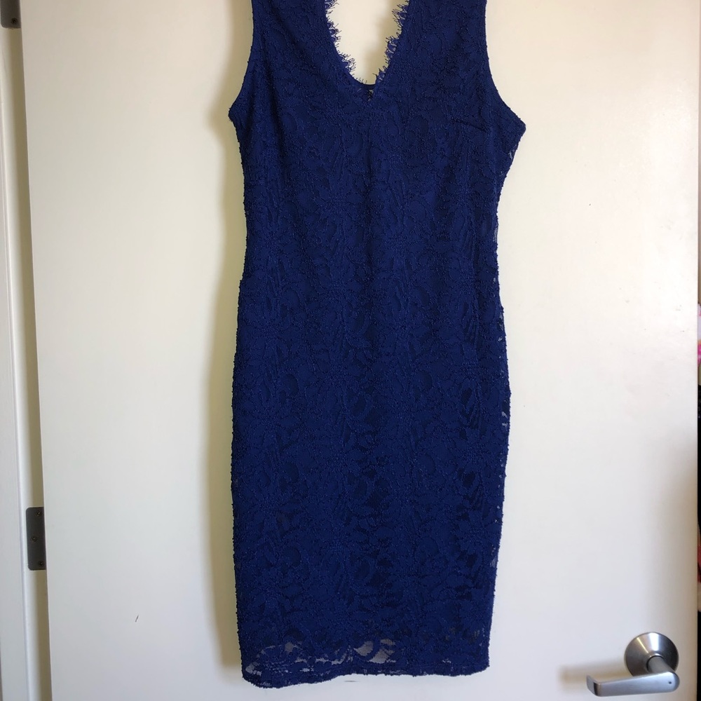 Right lace formal dress - Picture 2 of 5